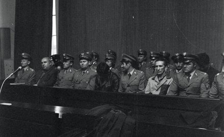 Na ławie oskarżonych zasiadło sześć osób: Zdzisław Marchwicki (2P), jego młodsi bracia Jan (2L) i He