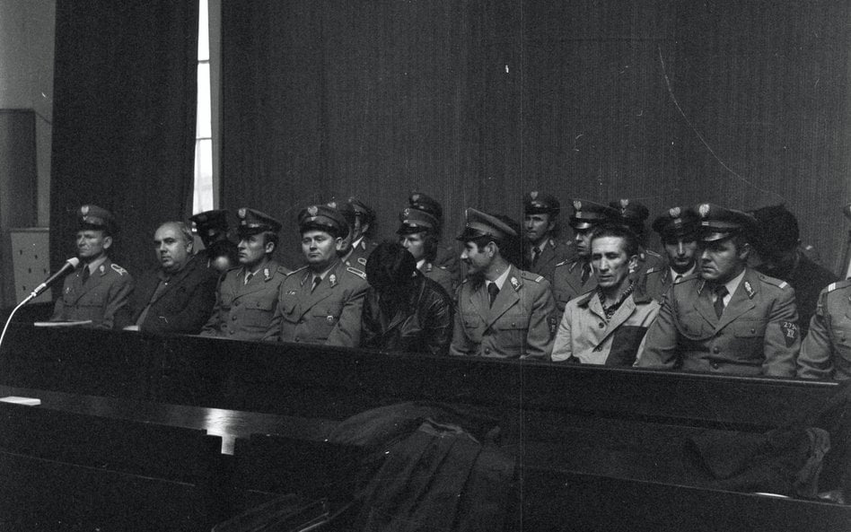 Na ławie oskarżonych zasiadło sześć osób: Zdzisław Marchwicki (2P), jego młodsi bracia Jan (2L) i He