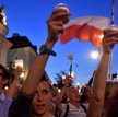 Polacy nie chcą demonstrować pod partyjnymi sztandarami