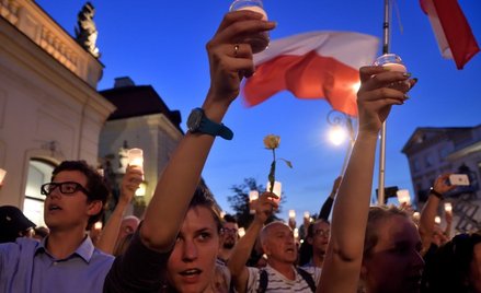 Polacy nie chcą demonstrować pod partyjnymi sztandarami