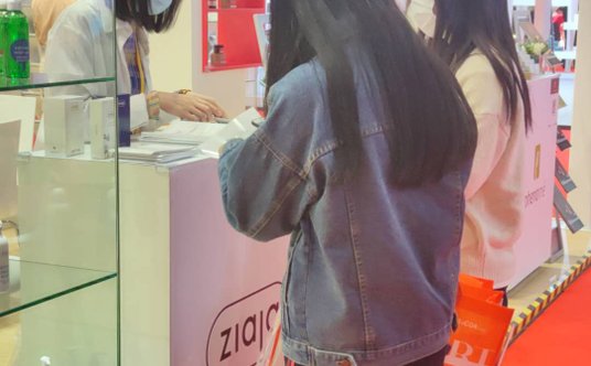 "China International Import Expo 2020 - stoisko firmy Ziaja."