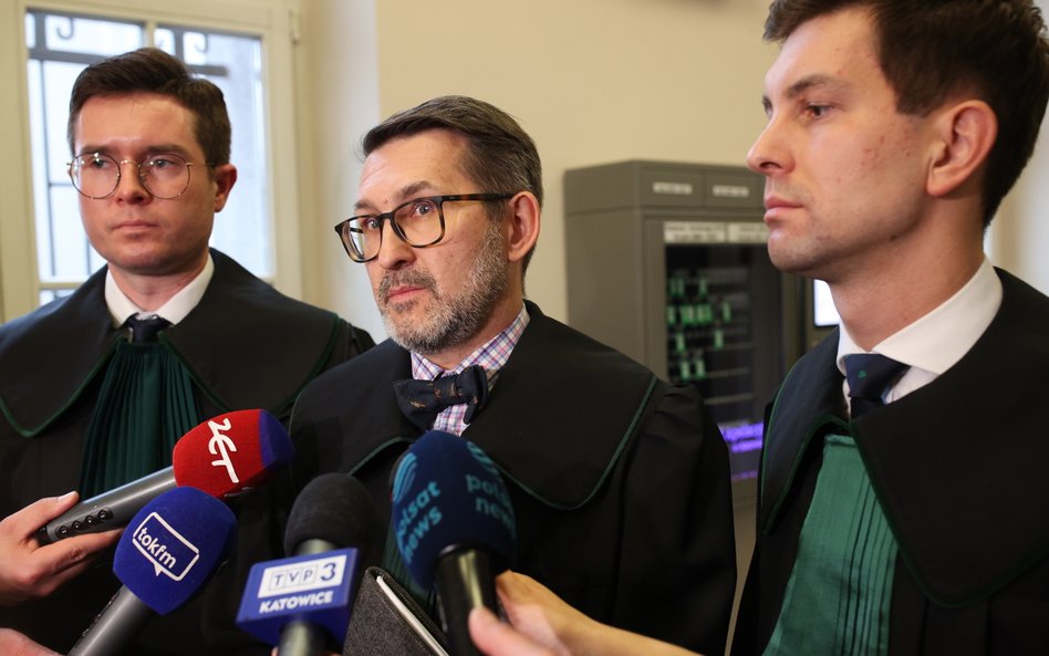 Pełnomocnicy podejrzanego: mec. Olgierd Pogorzelski (C), mec. Marcin Mazur (P) oraz mec. Michał Ploc