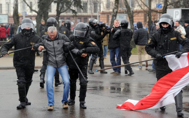 W ostatnich tygodniach ofiarami represji na Białorusi padło ponad 1000 osób. Na zdjęciu protest w Mi
