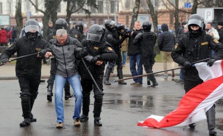 W ostatnich tygodniach ofiarami represji na Białorusi padło ponad 1000 osób. Na zdjęciu protest w Mi