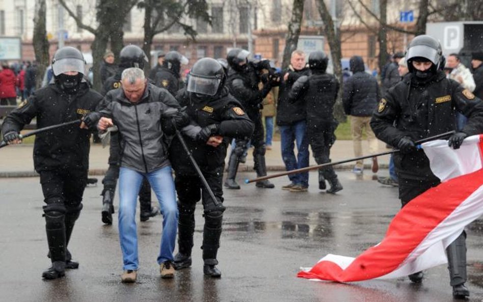 W ostatnich tygodniach ofiarami represji na Białorusi padło ponad 1000 osób. Na zdjęciu protest w Mi