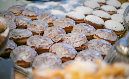 Pączki „za darmo” w Auchan. Sklepy walczą o klientów w Tłusty Czwartek