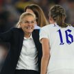 Sarina Wiegman podczas kobiecego Euro stawiała na sportową elegancję: granatowy garnitur i białe sne