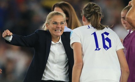 Sarina Wiegman podczas kobiecego Euro stawiała na sportową elegancję: granatowy garnitur i białe sne