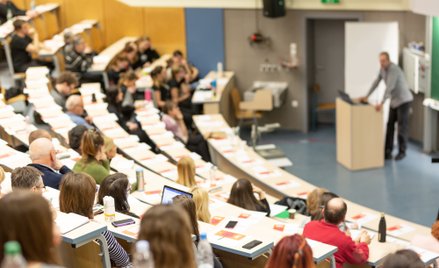 Dwie uczelnie na celowniku UOKiK. „Studia trwały, opłaty rosły"