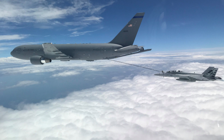 Samolot tankowania powietrznego Boeing KC-46A Pegasus podczas uzupełniania paliwa myśliwca wielozada