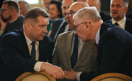 Przemysław Czarnek i Sławomir Cenckiewicz podczas uroczystości wręczenia Karolowi Nawrockiemu uchwał