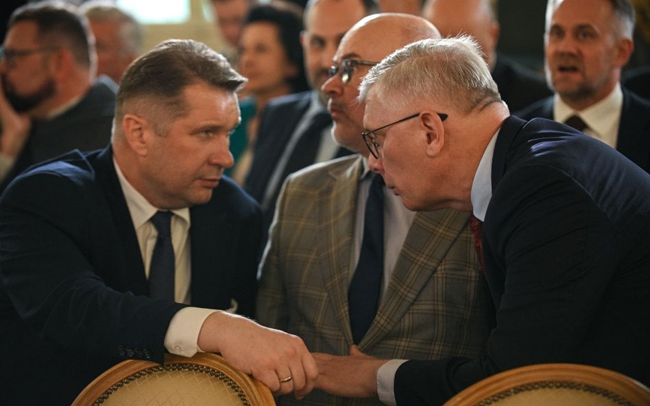 Przemysław Czarnek i Sławomir Cenckiewicz podczas uroczystości wręczenia Karolowi Nawrockiemu uchwał