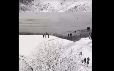 Tatarzński Park Narodowy pokazał, jak turyści wchodzą na świeżą taflę lodu na Morskim Oku.