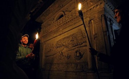 Imponujący grobowiec syna Szmula Zbytkowera jest jednym z pierwszych punktów nocnego zwiedzania