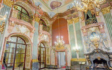 Sala Maksymiliana o wysokości dwóch kondygnacji i wspaniałym plafonie pełnym muz