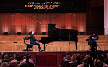Pianista Mateusz Krzyżowski podczas Konkursu Chopinowskiego w sali koncertowej Filharmonii Narodowej