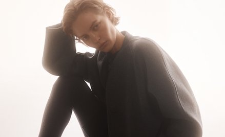 Kadr z kampanii promującej zimową kolekcję Merino Wool marki COS.