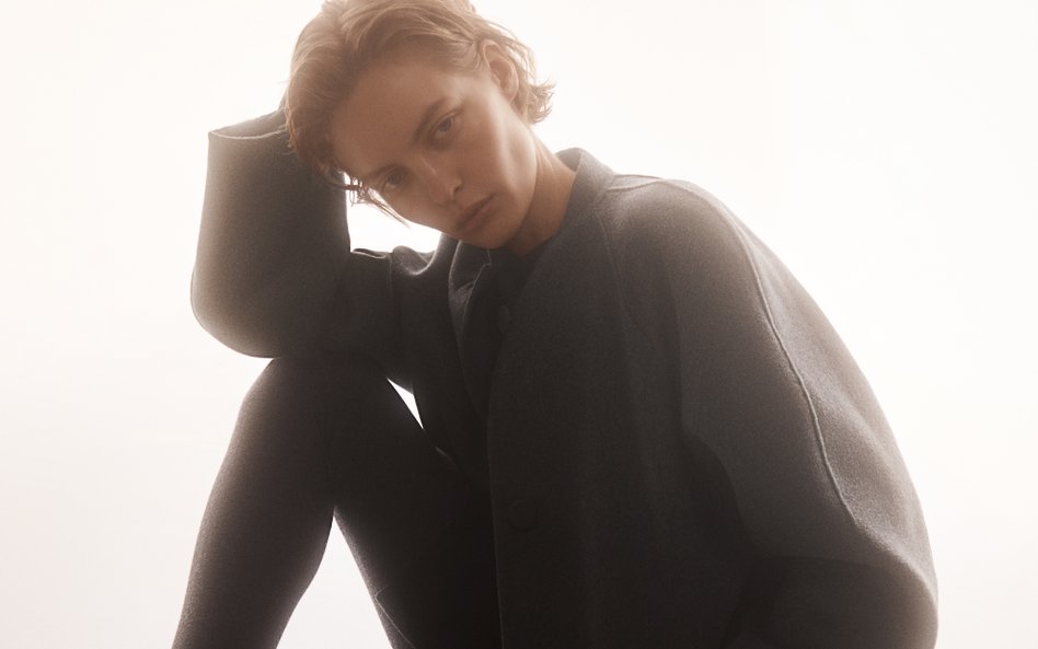 Kadr z kampanii promującej zimową kolekcję Merino Wool marki COS.