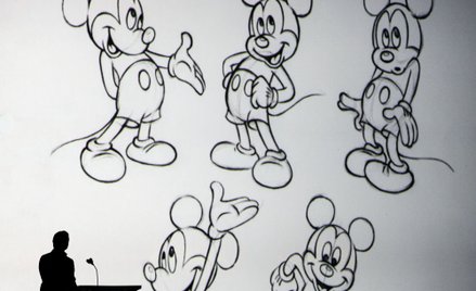 Bob Iger, prezes koncernu Disney, przemawia na tle wizerunków Myszki Miki