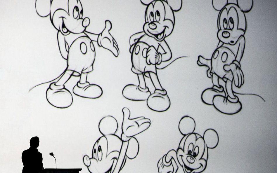 Bob Iger, prezes koncernu Disney, przemawia na tle wizerunków Myszki Miki