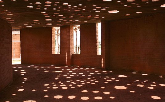 Budynek szkolnej biblioteki w mieście Gando w Burkina Faso.