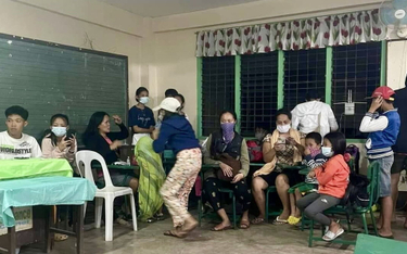 Filipińczycy znajdują schronienie w specjalnych centrach ewakuacyjnych