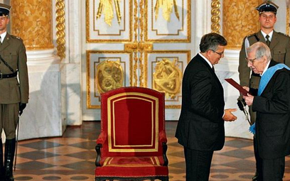 W dniu zaprzysiężenia na prezydenta, 6 sierpnia, Bronisław Komorowski odebrał insygnia wielkiego mis