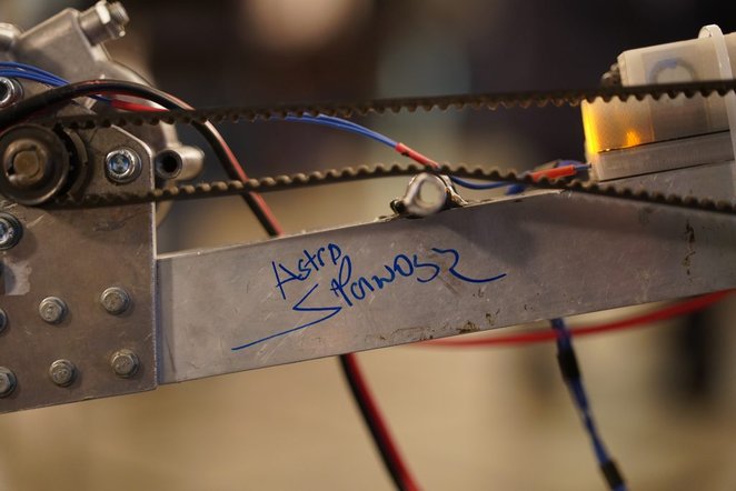 Autograf Sławosza Uznańskiego na ramieniu robota