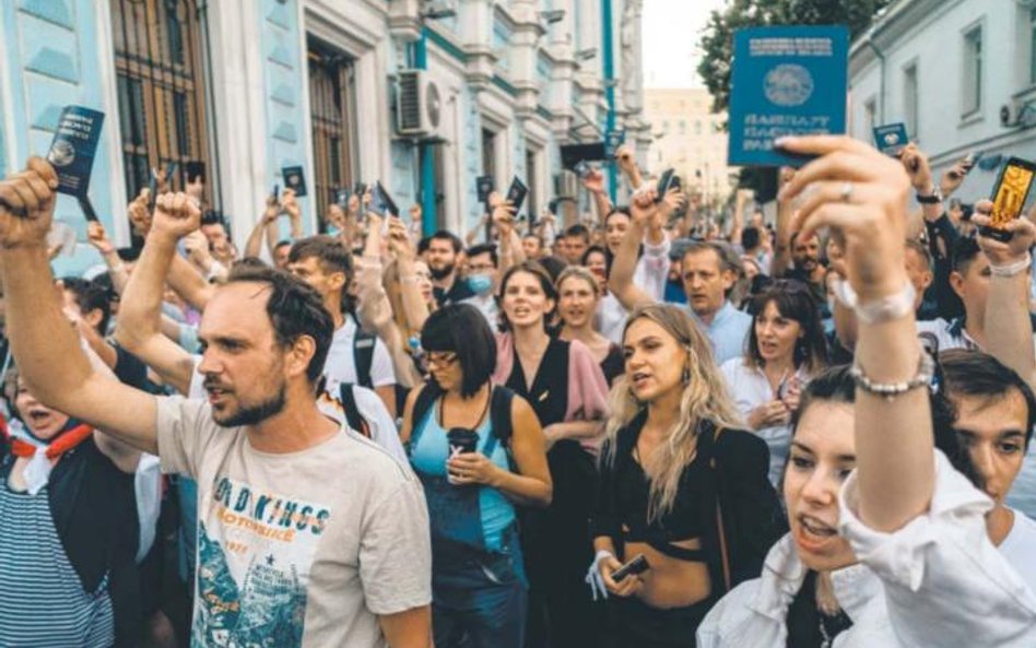 Białorusini demonstrują swój sprzeciw wobec rządów Łukaszenki również na ulicach Moskwy. Rosyjska po