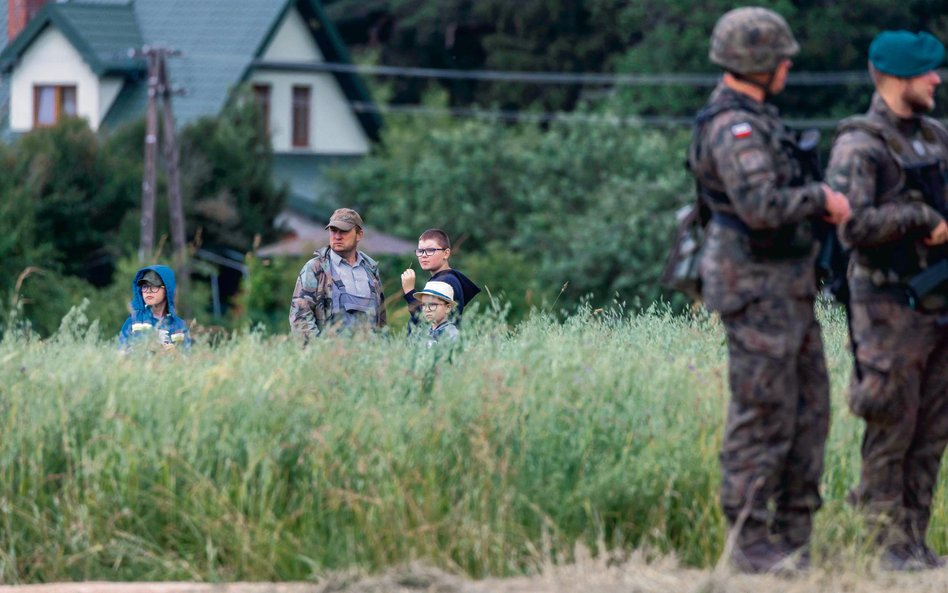 Mieszkańcy Szypliszek przysłuchują się konferencji prezydentów Polski i Litwy po wizycie obu polityk