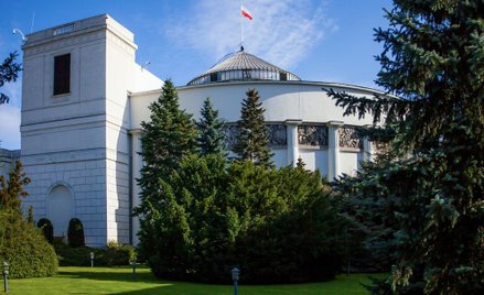 Warszawa: Mężczyzna dokonał samopodpalenia w pobliżu Sejmu