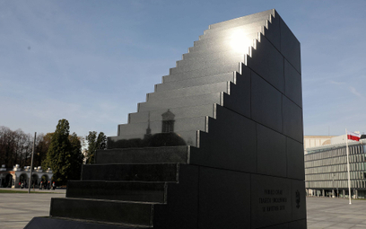 Pomnik Ofiar Tragedii Smoleńskiej na pl. Piłsudskiego w Warszawie