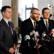 Posłowie Konfederacji (od lewej: Jakub Kulesza, Grzegorz Braun, Robert Winnicki) na konferencji pras