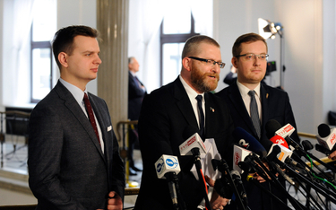 Posłowie Konfederacji (od lewej: Jakub Kulesza, Grzegorz Braun, Robert Winnicki) na konferencji pras