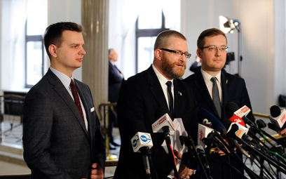 Posłowie Konfederacji (od lewej: Jakub Kulesza, Grzegorz Braun, Robert Winnicki) na konferencji pras