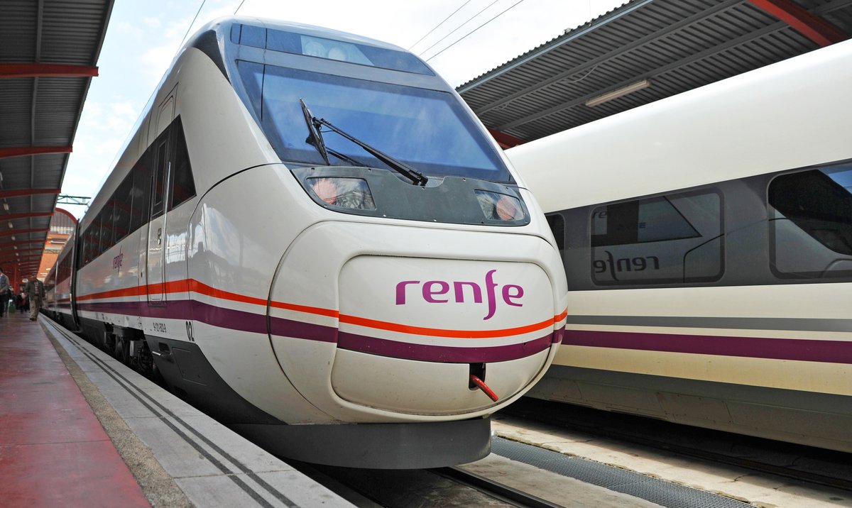 Ferrocarriles Españoles encargó trenes que no cabían en los túneles