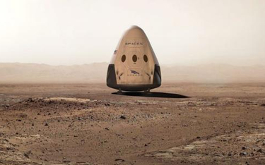 Zmodyfikowany statek kosmiczny Dragon 2 na powierzchni Marsa.
