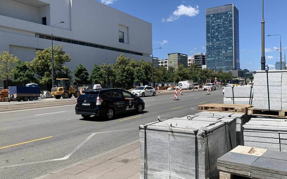 Ruch aut przeniesiono na torowisko