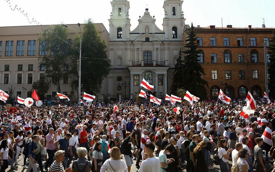 Łukaszenko z bronią automatyczną przed Pałacem Niepodległości