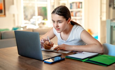 Uczennica w czasie nauki zdalnej