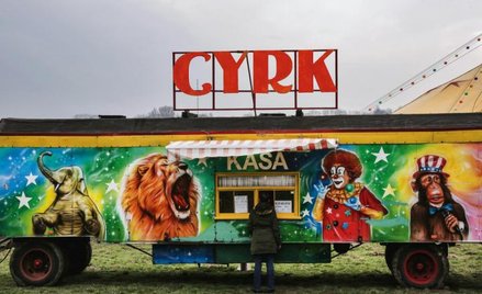 Stoją wozy kolorowe. Cyrk Arlekin na krakowskich Błoniach