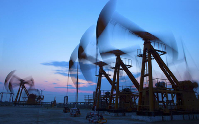 OPEC i Rosjanie obniżają ceny ropy