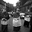 Pożegnanie sojusznika: kardynał Julius Döpfner (pośrodku) na pogrzebie kardynała Kominka, Wrocław, m