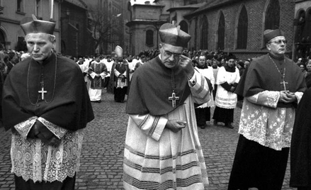 Pożegnanie sojusznika: kardynał Julius Döpfner (pośrodku) na pogrzebie kardynała Kominka, Wrocław, m