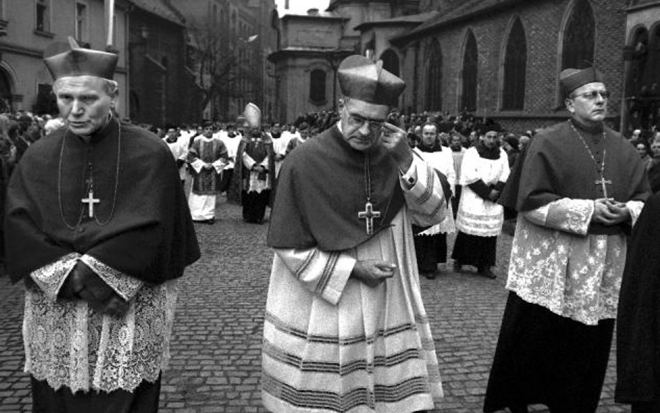 Pożegnanie sojusznika: kardynał Julius Döpfner (pośrodku) na pogrzebie kardynała Kominka, Wrocław, m