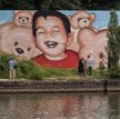 Nowe grafitti we Frankfurcie nad Menem przypomina Alana Kurdiego, małego uchodźcę, który zginał podc