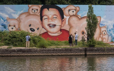 Nowe grafitti we Frankfurcie nad Menem przypomina Alana Kurdiego, małego uchodźcę, który zginał podc