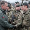Minister obrony narodowej Mariusz Błaszczak (2L) podczas spotkania z żołnierzami