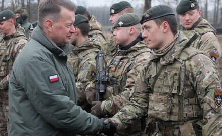 Minister obrony narodowej Mariusz Błaszczak (2L) podczas spotkania z żołnierzami