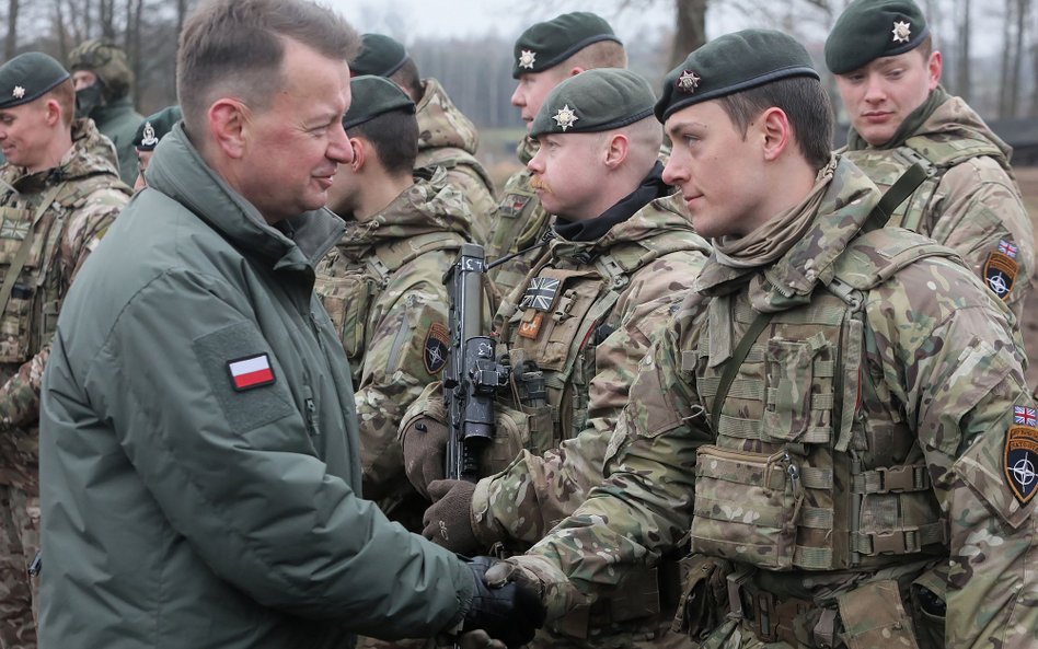 Minister obrony narodowej Mariusz Błaszczak (2L) podczas spotkania z żołnierzami